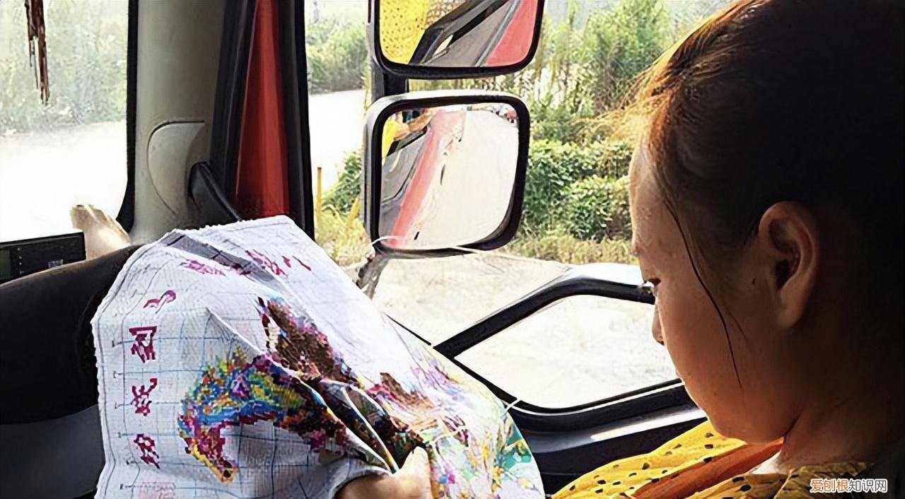 安徽夫妻24小时生活在卡车上，只敢在晚上出门，载的货比命还重要