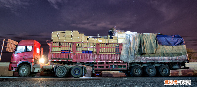 安徽夫妻24小时生活在卡车上，只敢在晚上出门，载的货比命还重要