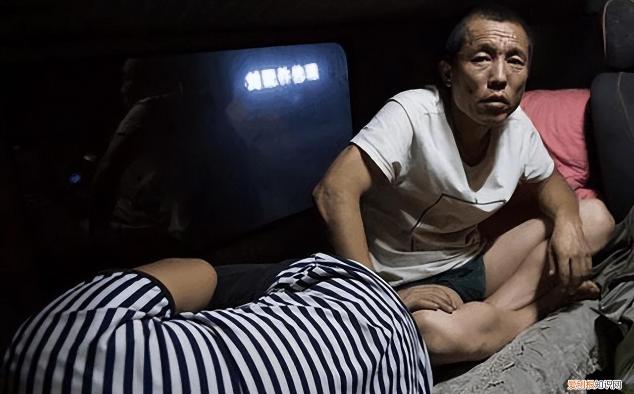 安徽夫妻24小时生活在卡车上，只敢在晚上出门，载的货比命还重要
