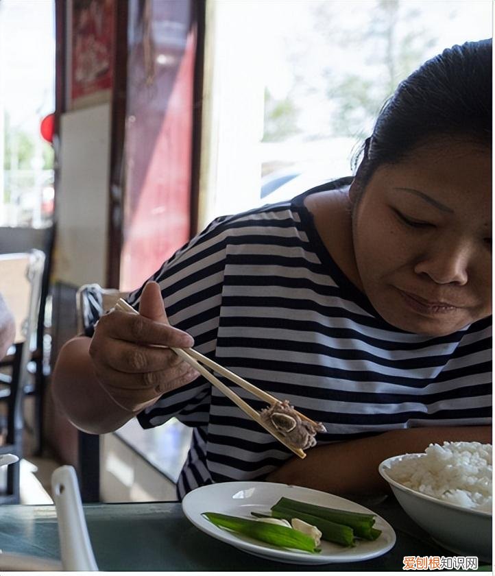 安徽夫妻24小时生活在卡车上，只敢在晚上出门，载的货比命还重要