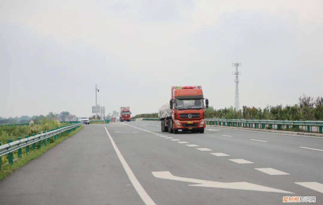 安徽夫妻24小时生活在卡车上,只敢在晚上出门,载的货比命还重要