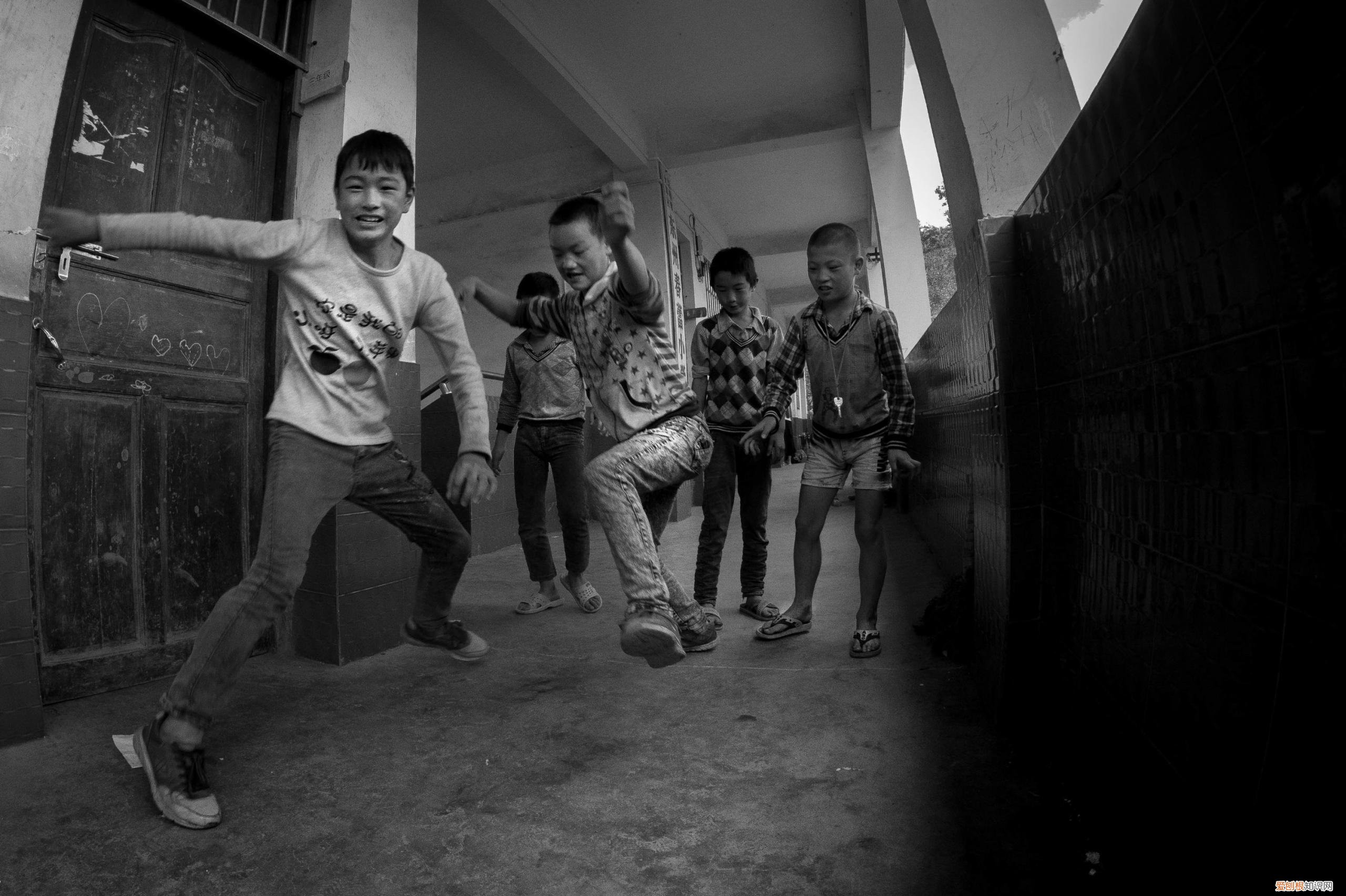 安徽夫妻24小时生活在卡车上，只敢在晚上出门，载的货比命还重要