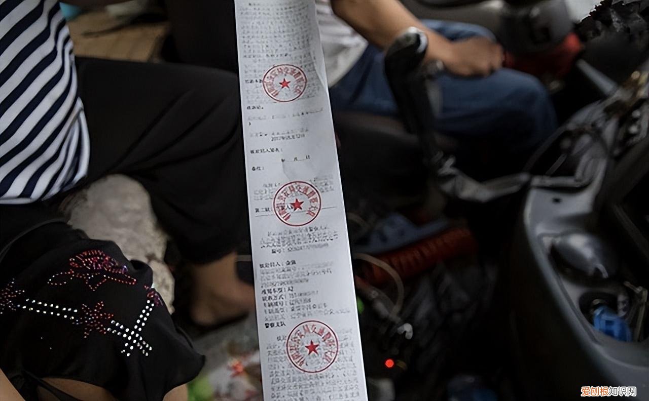 安徽夫妻24小时生活在卡车上,只敢在晚上出门,载的货比命还重要