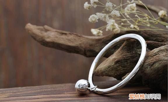 银手镯戴哪只手好，戴银手镯戴哪只手好