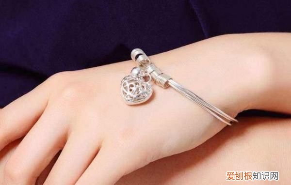 银手镯戴哪只手好，戴银手镯戴哪只手好