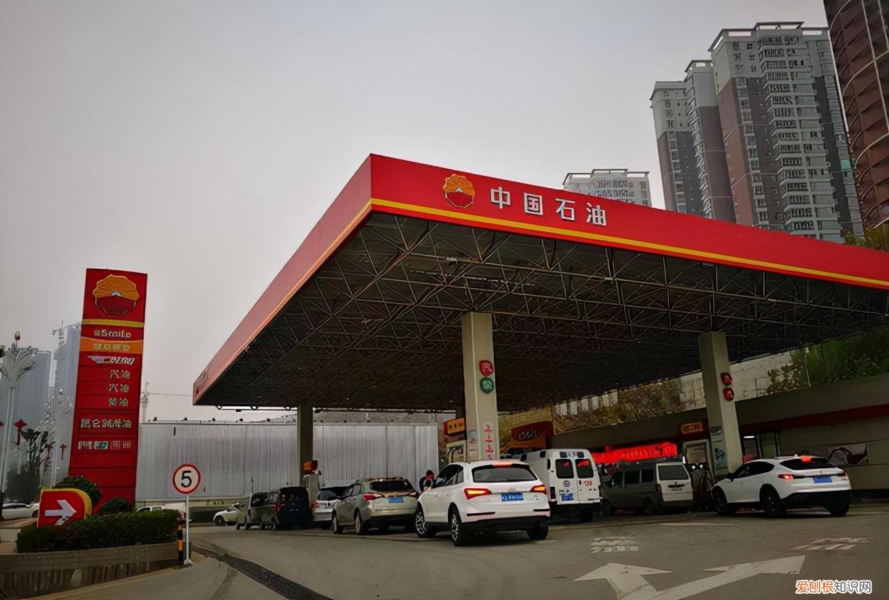 油价调整消息：今天8月18日，加油站调价后92、95、98汽油售价