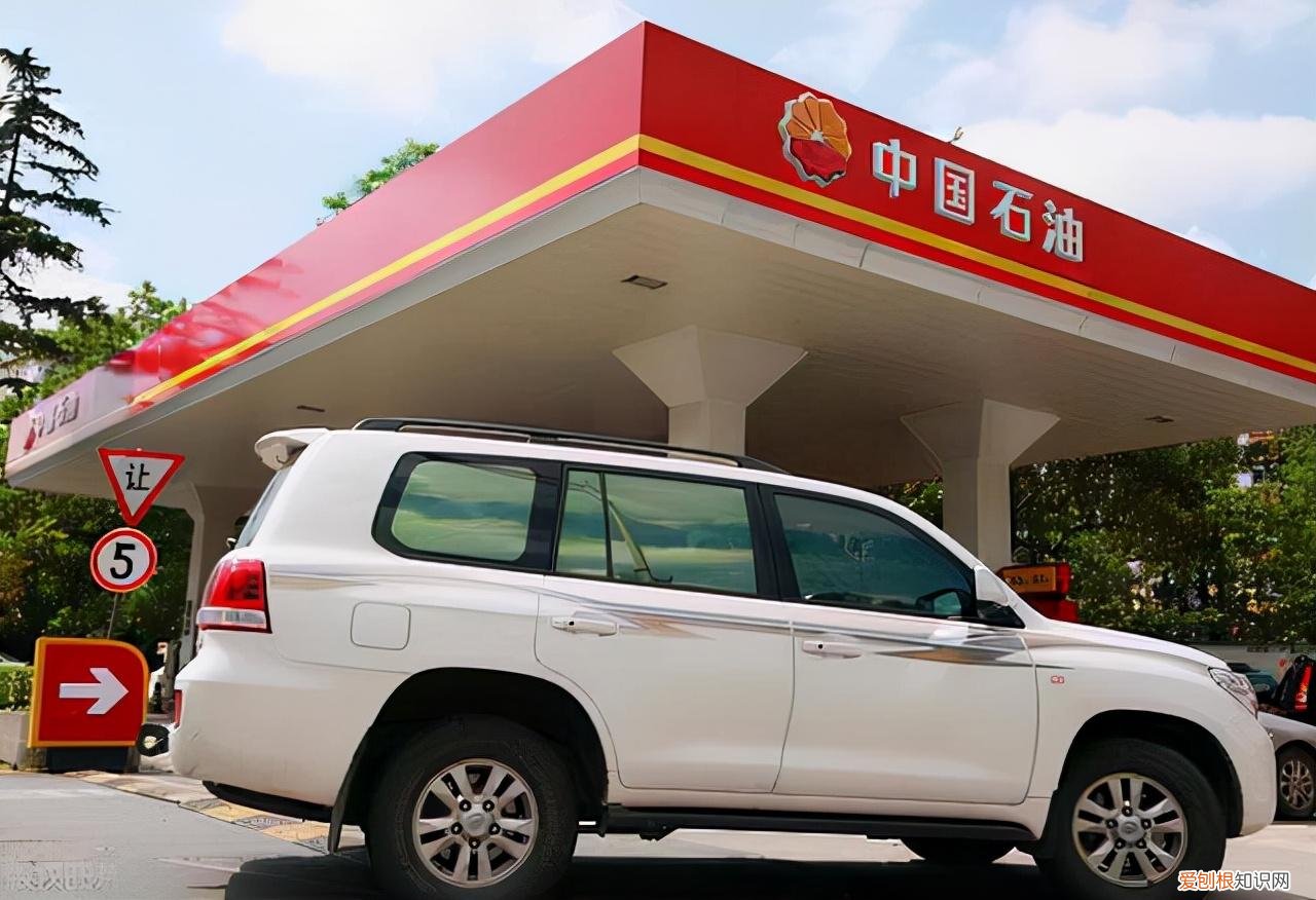 油价调整消息：今天8月18日，加油站调价后92、95、98汽油售价