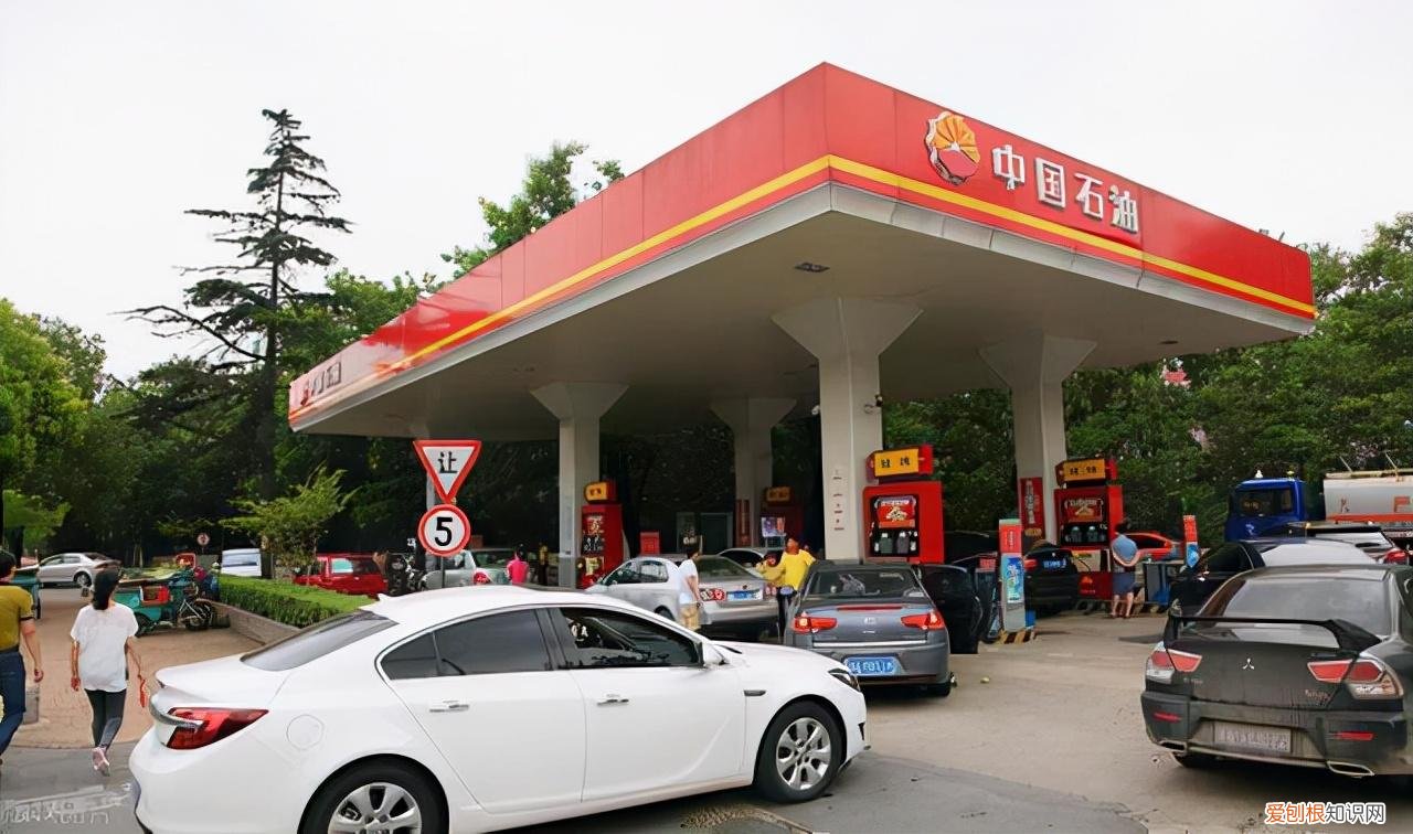 油价调整消息：今天8月18日，加油站调价后92、95、98汽油售价