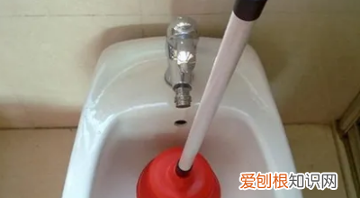 厕所堵了要怎么弄快速解决 厕所堵了如何快速解决