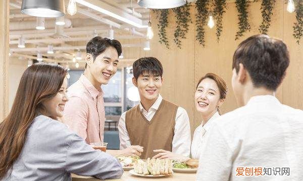 朋友难过时如何安慰,当朋友伤心难过时我们应该怎样安慰