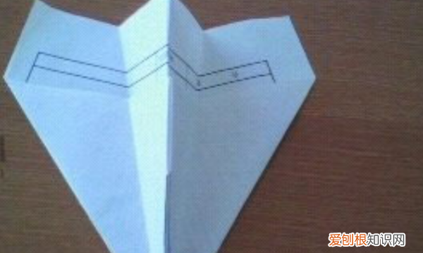 纸飞机的简单折叠方法,最简单的纸飞机折叠方法图解