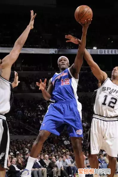 打篮球怎么样的动作才算犯规?打篮球有哪些规则 篮球规则犯规有哪些