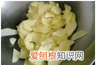 黄瓜种炒土豆片的做法，家常黄瓜炒土豆片的做法