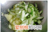 黄瓜种炒土豆片的做法，家常黄瓜炒土豆片的做法