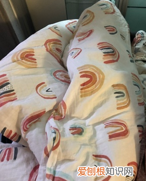 区分天然羊毛和合成纤维的方法 可以用什么的方法来鉴别羊毛和合成纤维