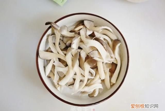 椒盐蘑菇怎样才能酥脆不油,椒盐蘑菇怎样做酥脆好吃