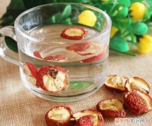 山楂干泡酒的配方，一杯水放多少片山楂干 一杯水放几片山楂干