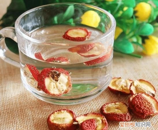 山楂干泡酒的配方，一杯水放多少片山楂干 一杯水放几片山楂干