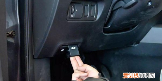 汽车加玻璃水口在哪,如何打开轿车的引擎盖添加玻璃水