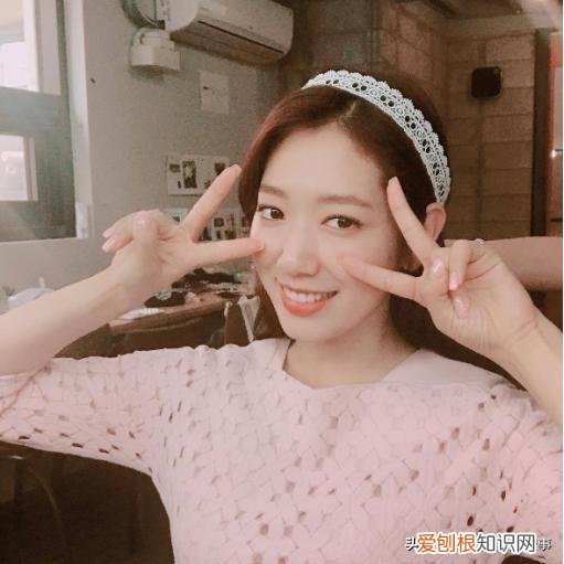 化妆时用的发带怎么戴