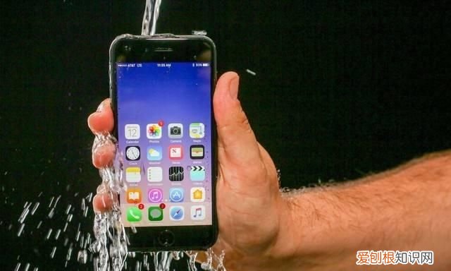 苹果11在水里泡了两个月还能用吗