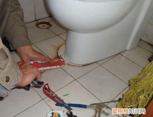 马桶水箱一直不满水吗？先检查水位设置，再检查漏水情况，最后更换水件