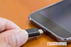 手机充电插孔松动怎么解决，充电接口松动及插不紧的解决方法