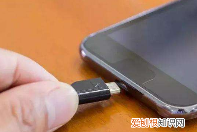 手机充电插孔松动怎么解决，充电接口松动及插不紧的解决方法