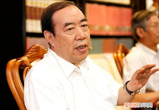 贾平凹的凹为什么读wa,平和凹相对 贾平凹的凹为什么读wa