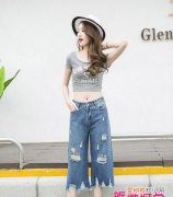 破洞牛仔裤怎么搭配衣服 破洞牛仔裤如何搭配上衣衣服