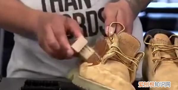 毛皮的靴子如何清理刷洗，怎么清洗皮靴 如何清洗皮靴