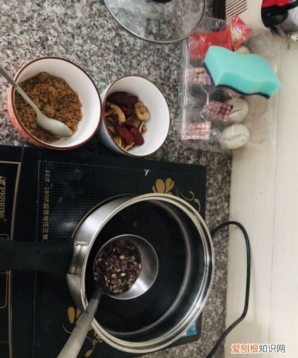 黑豆球的制作方法，怎么煮黑豆吃效果最好 制作黑豆糯米粥的方法
