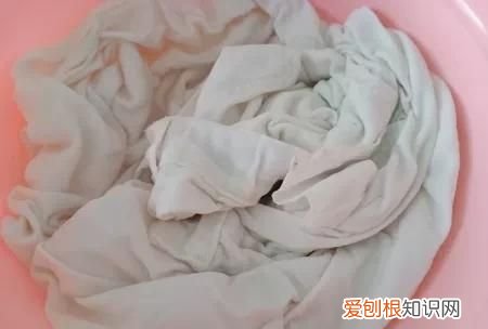 有什么办法可以洗掉衣服上的霉斑 衣服发霉怎么洗掉霉斑小窍门