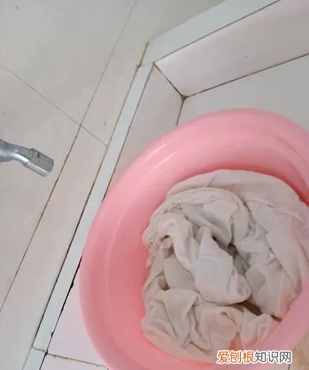 有什么办法可以洗掉衣服上的霉斑 衣服发霉怎么洗掉霉斑小窍门
