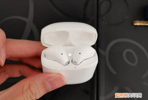 蓝牙耳机两个同时使用怎么使用，怎么用两个蓝牙耳机听一个手机