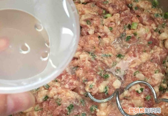 肉丸子怎么做不会散，我做肉丸做不成形怎么回事