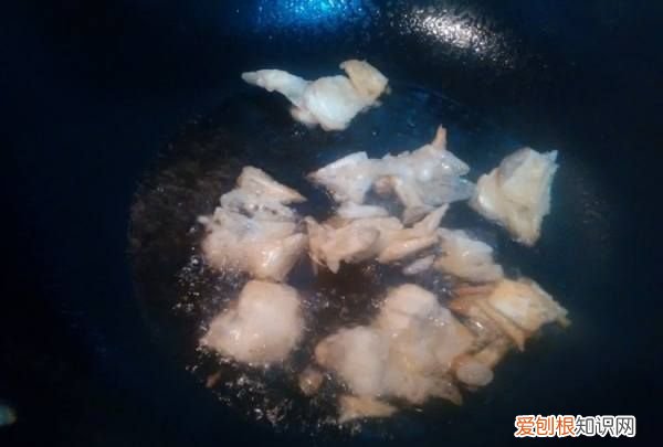 物尽其用酥脆炸鱼鳞的做法，鱼鳞如何炸又酥又脆的视频