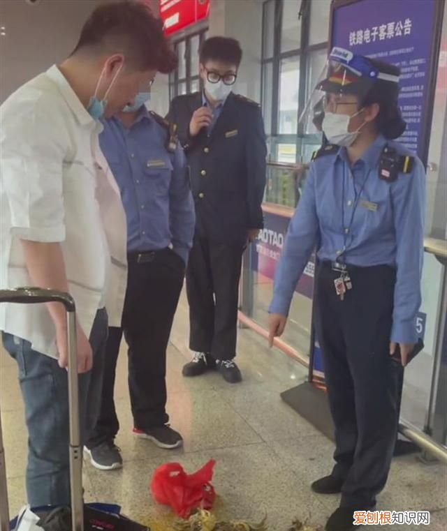 带螃蟹遭拒男子当场踩死 带螃蟹被拒男子当场踩死
