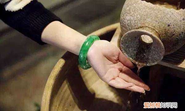 岫玉可以洗澡佩戴着，岫玉可以接触洗头膏和沐浴露吗