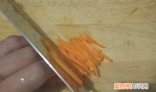 怎么切胡萝卜丝，红萝卜丝怎么切才能最细