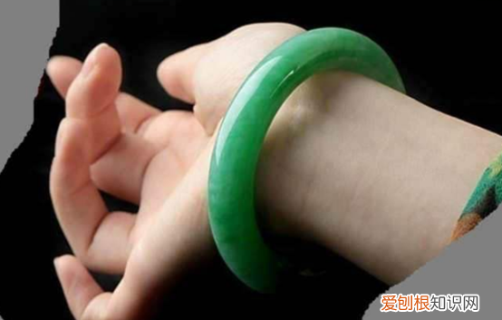 玉镯戴久了摘不下来怎么办?这几个技巧要记住的