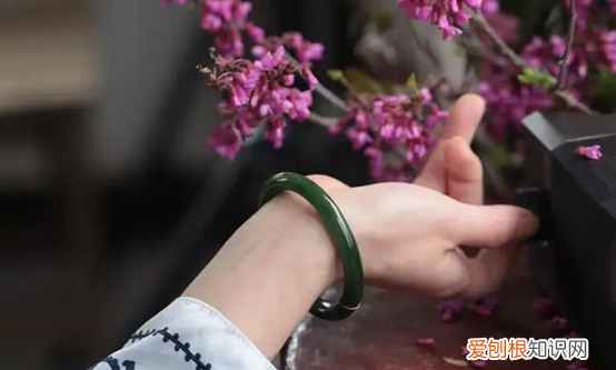 玉镯戴久了摘不下来怎么办?这几个技巧要记住的