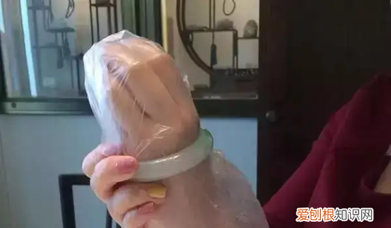 玉镯戴久了摘不下来怎么办?这几个技巧要记住的