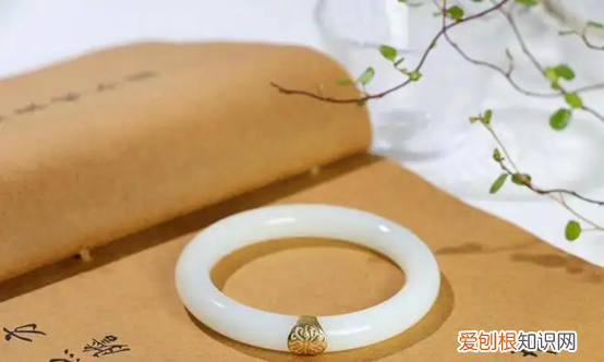 玉镯戴久了摘不下来怎么办?这几个技巧要记住的