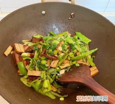 这道青椒炒香干比大厨做的还好吃英语