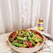 这道青椒炒香干比大厨做的还好吃英语