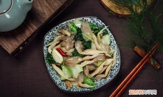 炒平菇直接下油锅还是先用热水泡