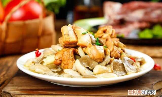 炒平菇直接下油锅还是先用热水泡