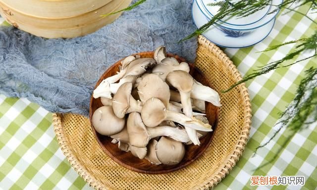 炒平菇直接下油锅还是先用热水泡