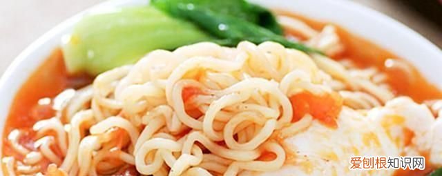 泡面桶上竟然有个机关太实用了,泡面桶上暗藏小机关方便又实用